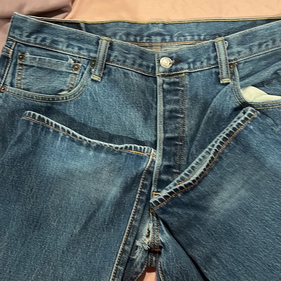 Men’s Levi’s 501 size 35 x 34.  There is a hole please see pictures - Picture 6 of 7